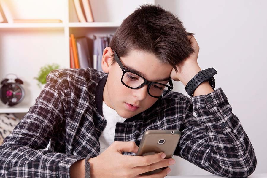 Niño emocional con gafas vr y tablet pc. aislado sobre fondo gris.